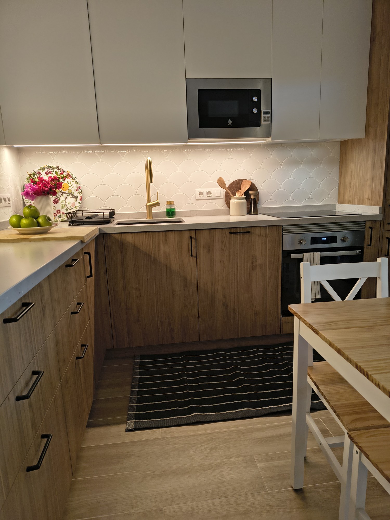 Detail eines Geräteschranks mit Holzverkleidung