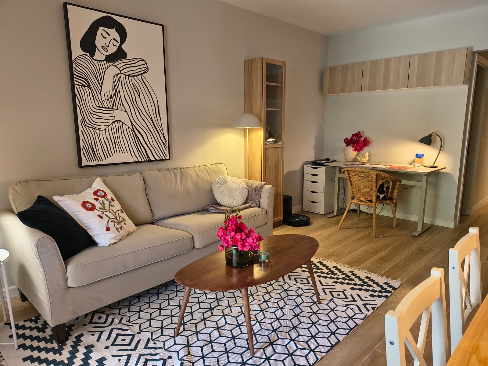 Wohn-Esszimmer mit integriertem Arbeitsbereich