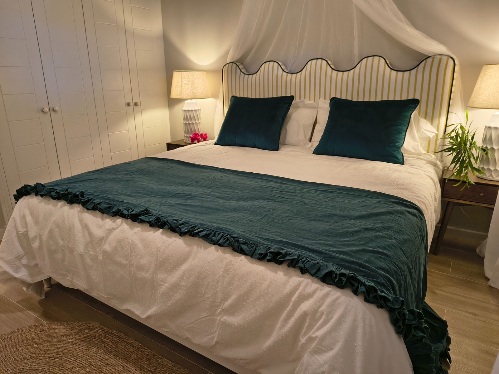Schlafzimmer mit geschwungenem Kopfteil in gelben Streifen aus der Kollektion Nest by Coconut