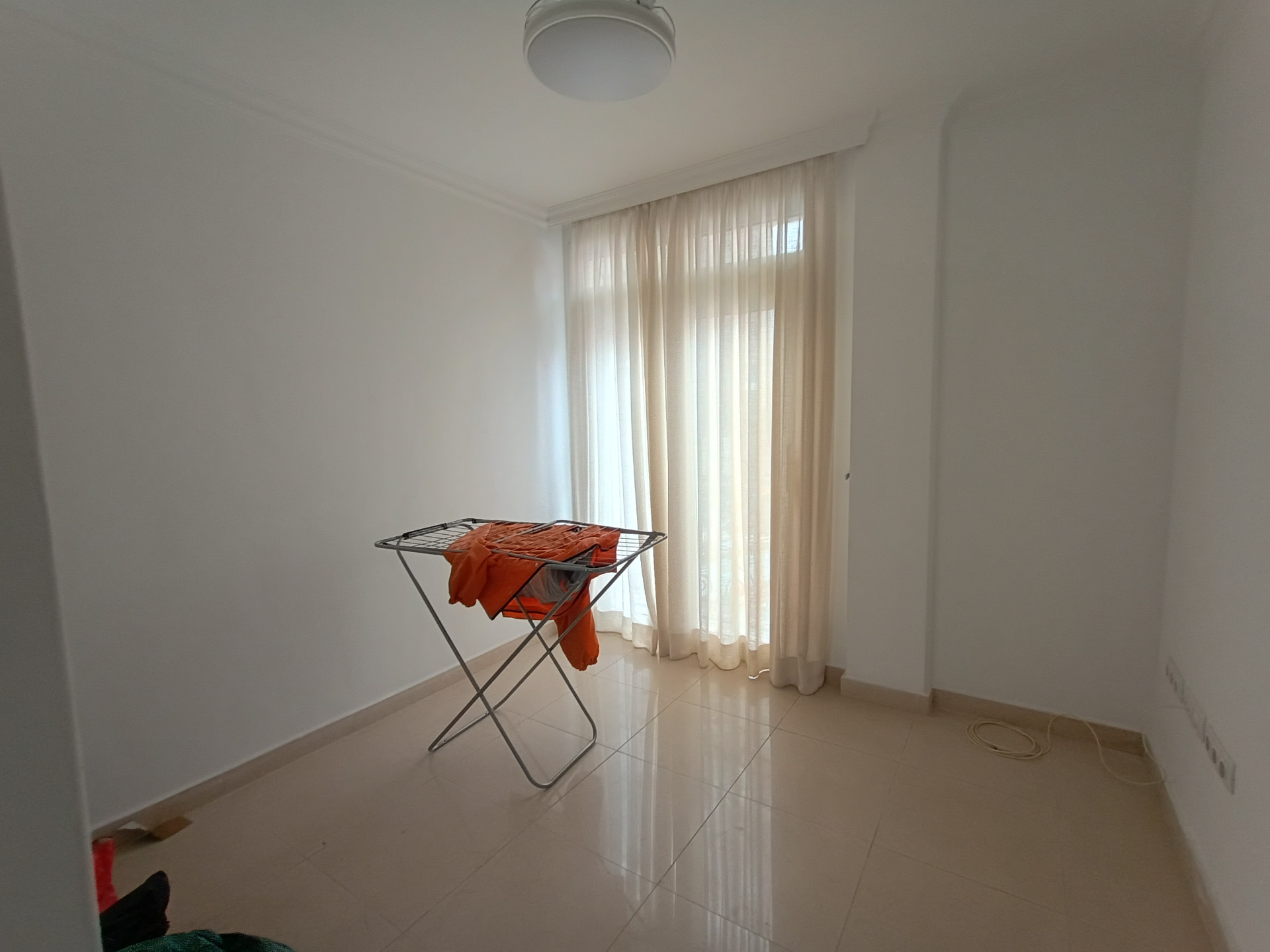Vor der Renovierung: Schlafzimmer in Weiß und Blau
