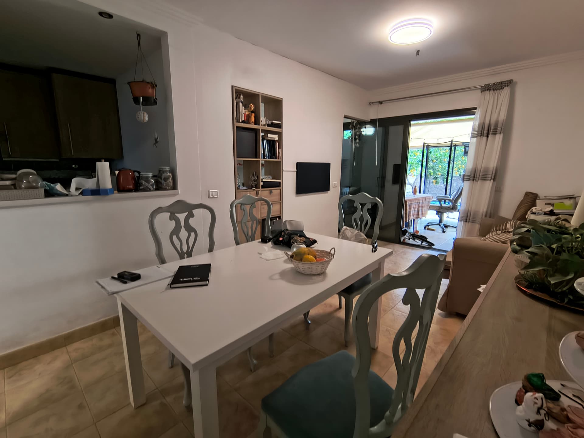 Vor der Renovierung: Wohn-Esszimmer mit Zugang zur Terrasse