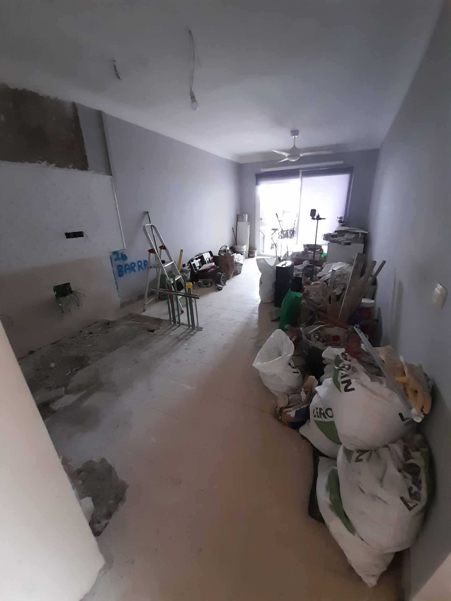 Vor der Renovierung: Offene Küche in Grau