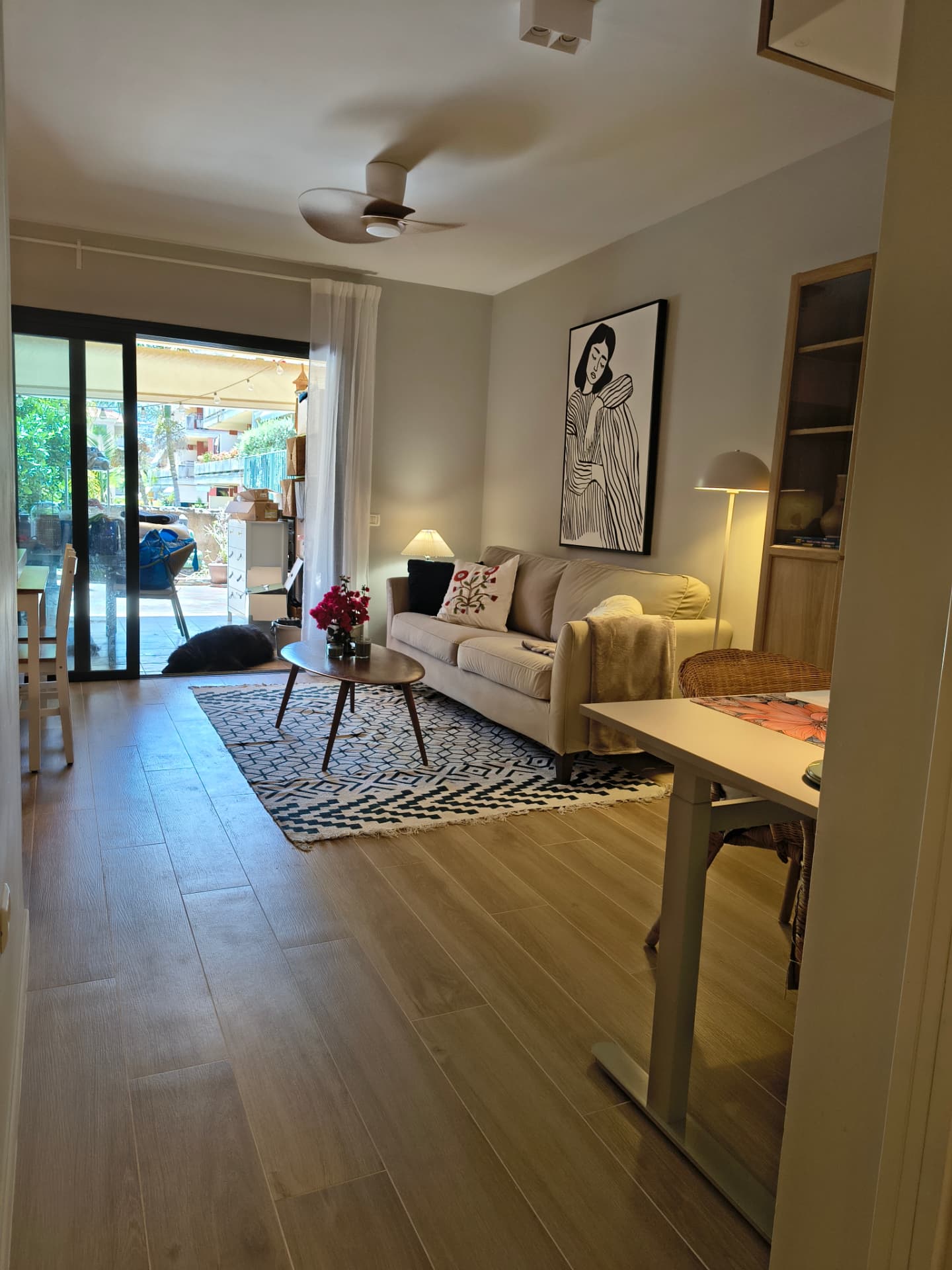 Nach der Renovierung: Wohn-Esszimmer mit Zugang zur Terrasse