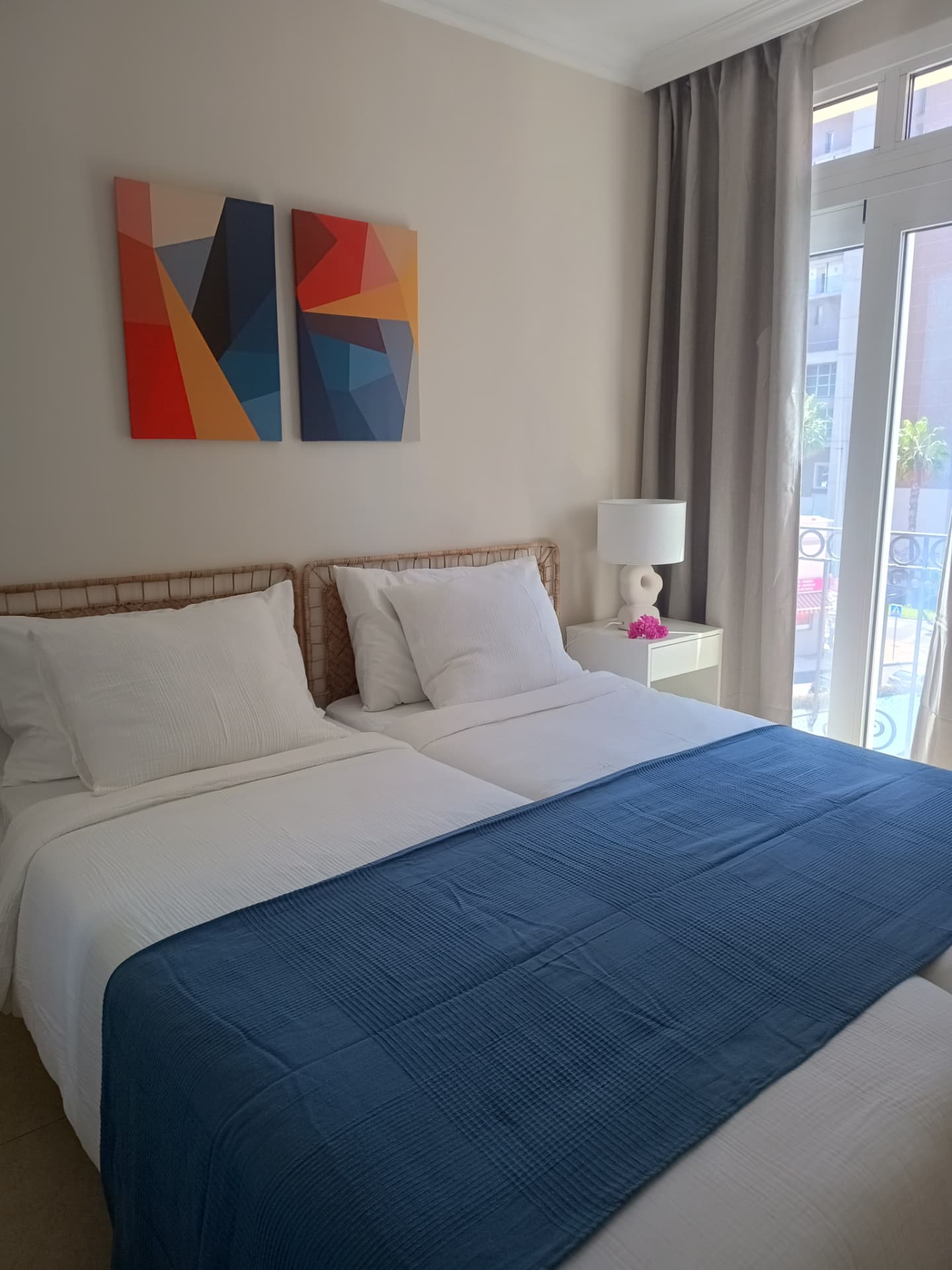 Nach der Renovierung: Schlafzimmer in Weiß und Blau